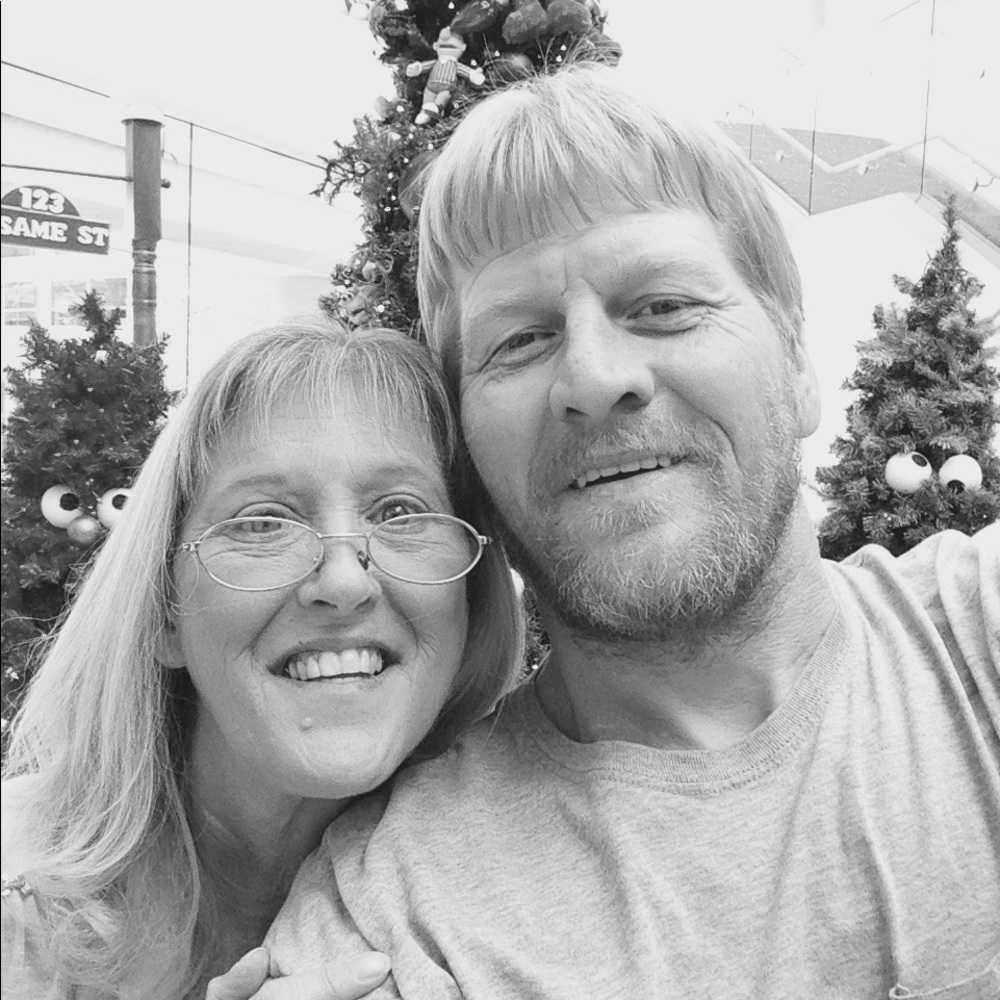 Hi I'm Lisa! POSHMARK AMBASSADOR